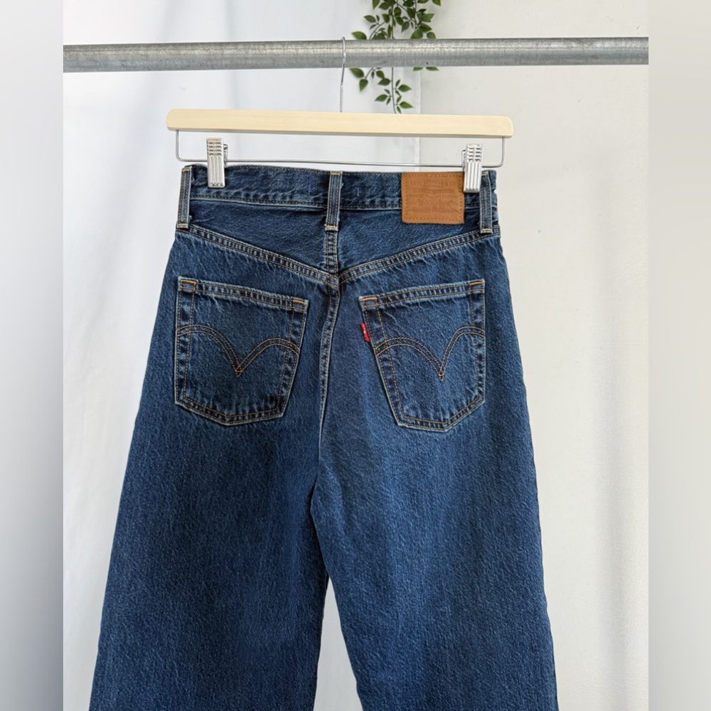 SOLD Levi’s ribcage straight ankle jeans